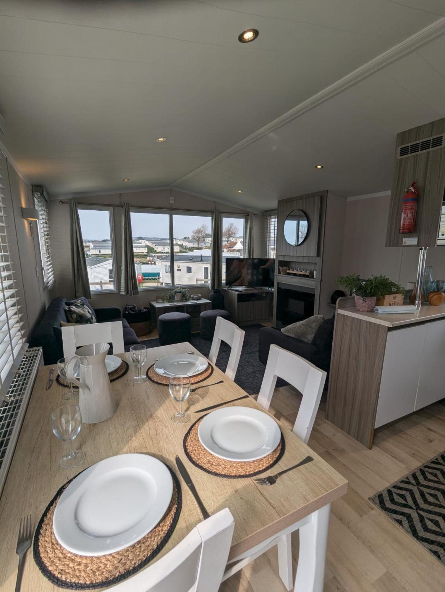Beautifully Presented Dog Friendly Caravan On Very Popular Littlesea Holiday Haven Park Weymouth Wyke Regis エクステリア 写真